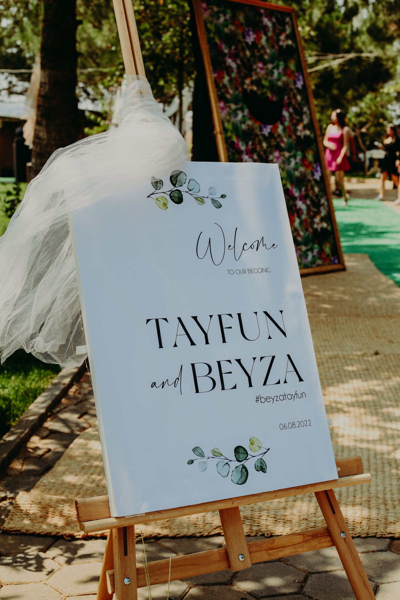 A personalized welcome sign on a wooden easel